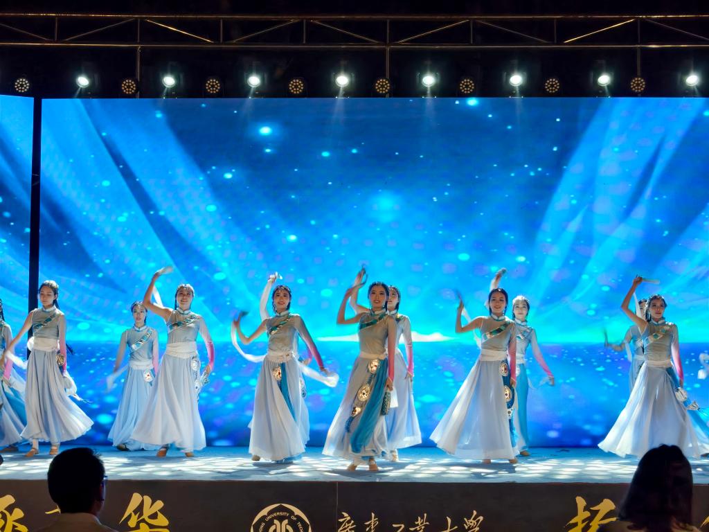 我校龙洞校区2025年迎新晚会成功举办