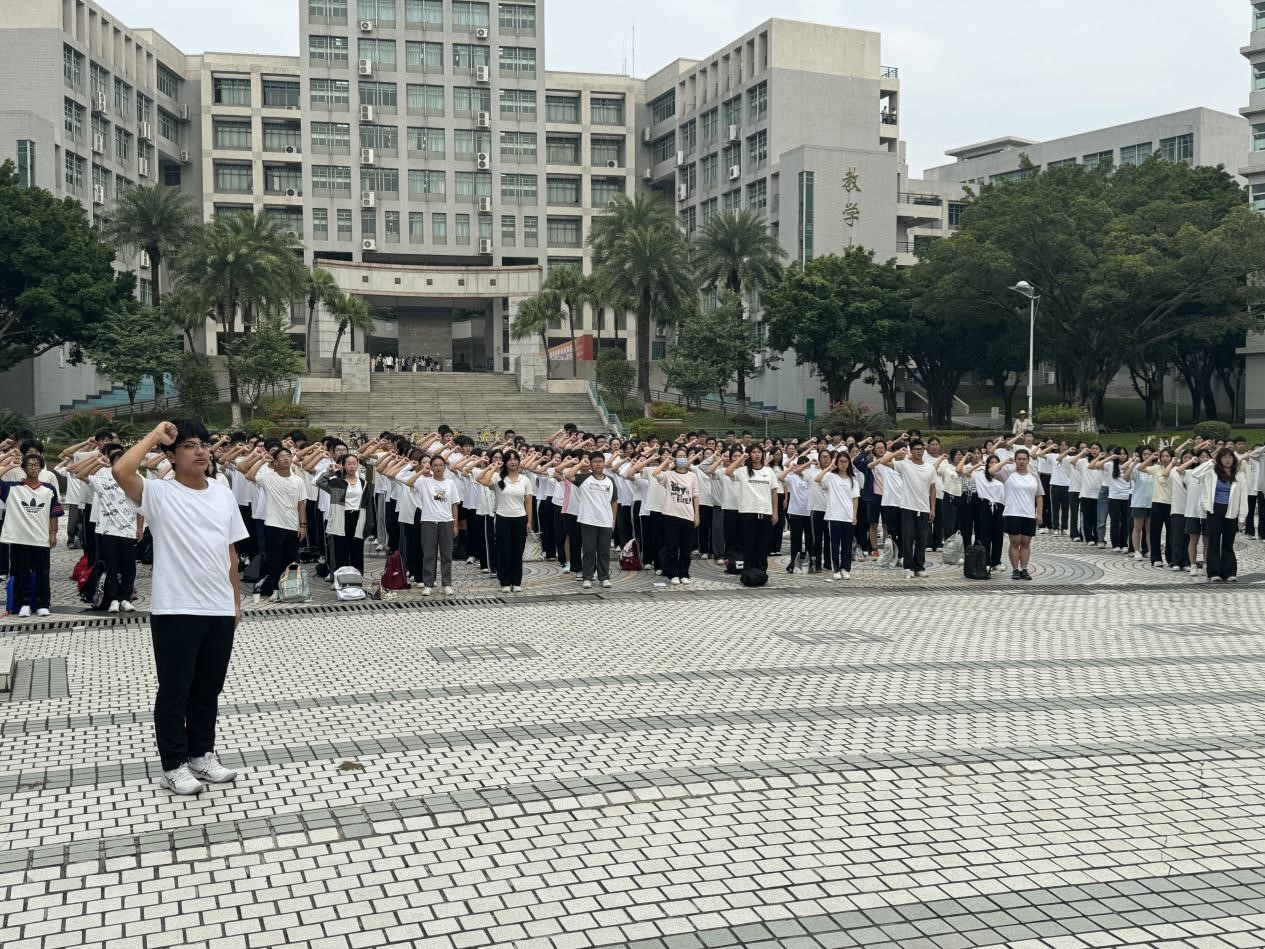 管理学院开展“强国有我勇攀撑 逐梦奋进向复兴”升国旗主题教育活动